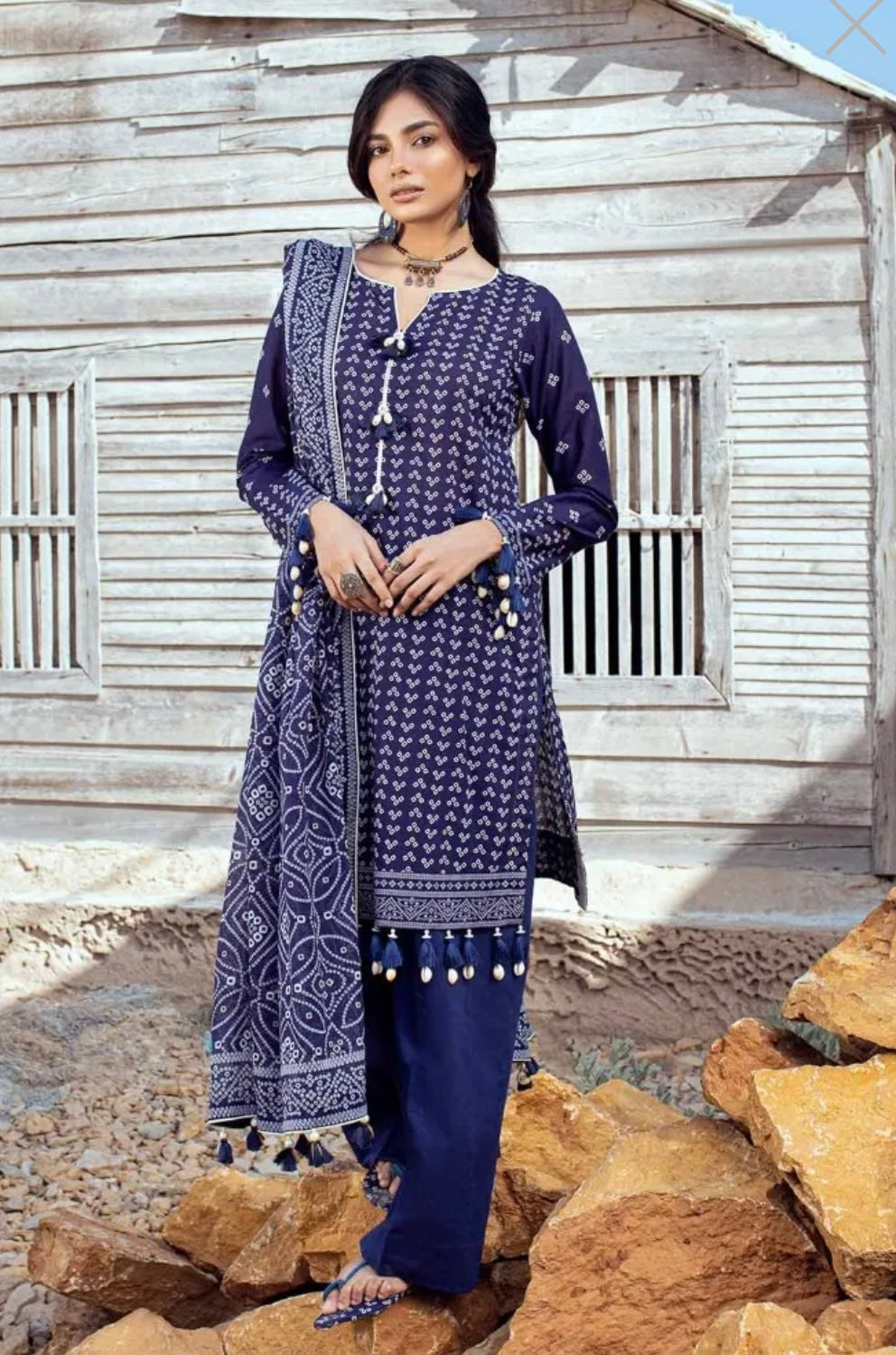 < GulAhmed > 3PC Printed Lawn  
Stitched Suit [ #E7 ] SIZE S