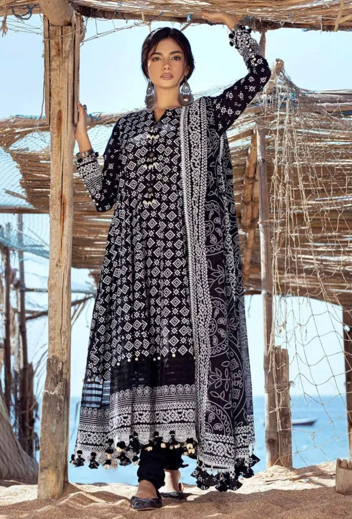 < GulAhmed > 3PC Lacquer Printed Lawn  
Stitched Suit [ #E5 ] SIZE M