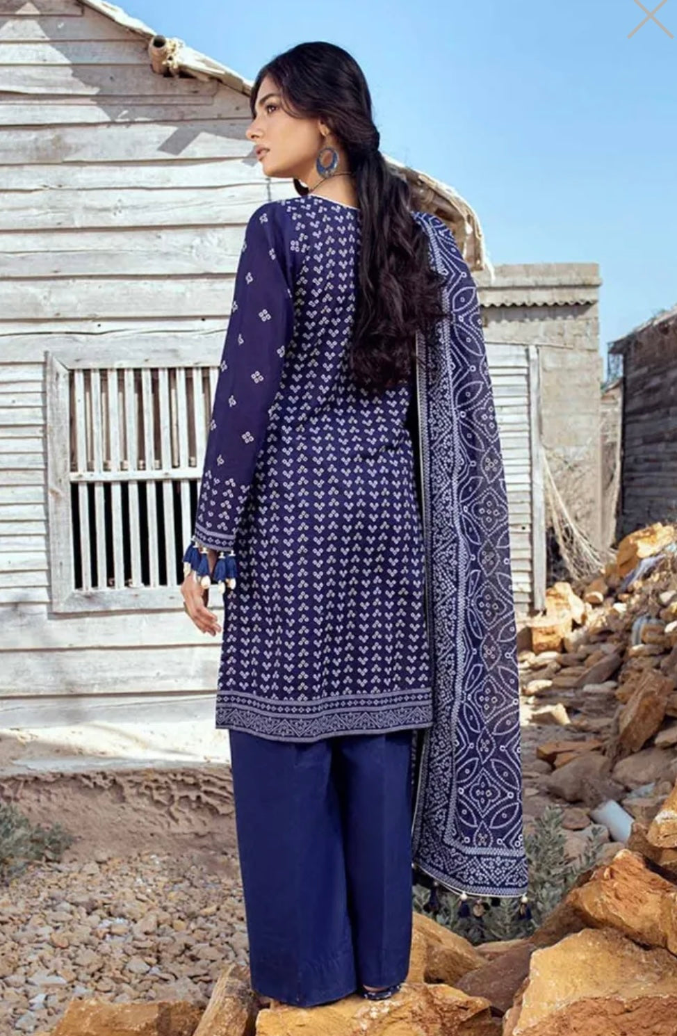 < GulAhmed > 3PC Printed Lawn  
Stitched Suit [ #E7 ] SIZE S