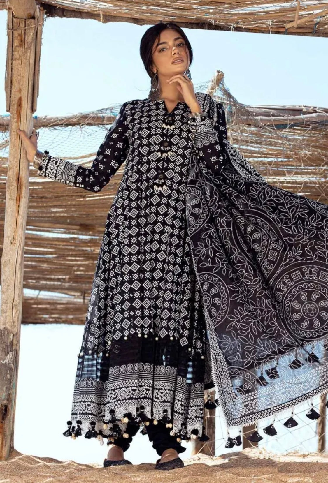 < GulAhmed > 3PC Lacquer Printed Lawn  
Stitched Suit [ #E5 ] SIZE M