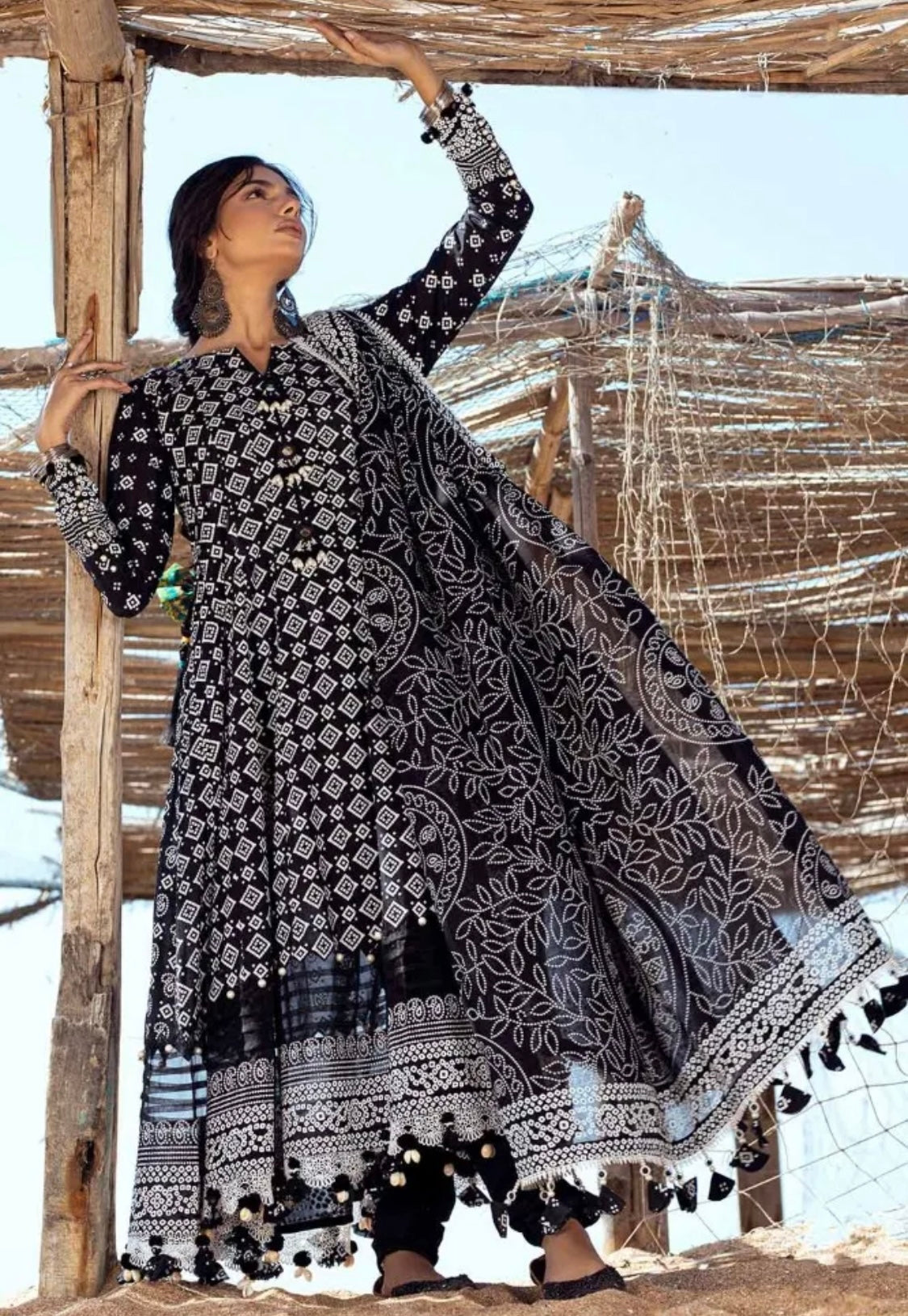 < GulAhmed > 3PC Lacquer Printed Lawn  
Stitched Suit [ #E5 ] SIZE M