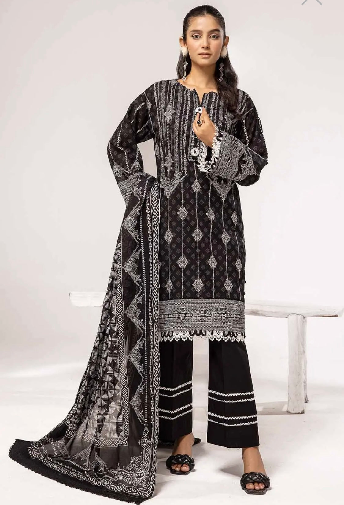 < GulAhmed > 3PC Printed Lawn  
Stitched Suit [ #J8 ] SIZE M