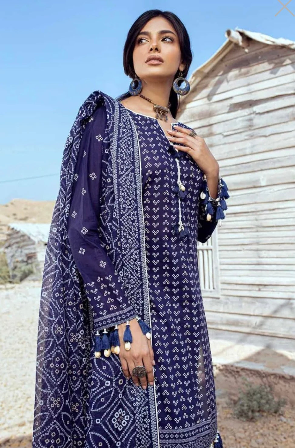 < GulAhmed > 3PC Printed Lawn  
Stitched Suit [ #E7 ] SIZE S